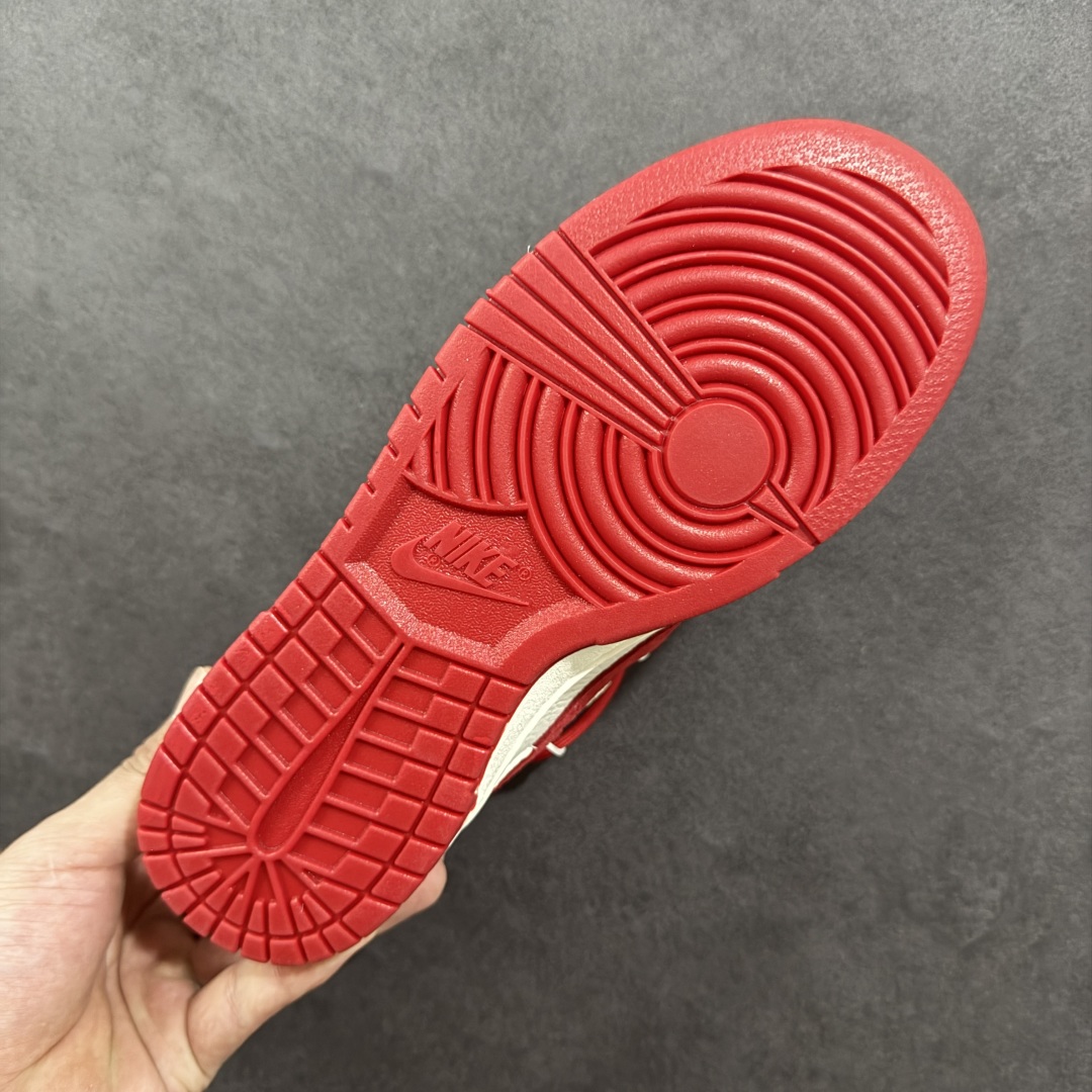 图片[9]-【定制版】Nike SB Dunk Low x Supreme 白红小勾绑带 纯原大厂出品 极力推荐👏 原装头层材料 独家版型蒸餾加工 帶來的是更好的视觉和脚感体验 大厂纯原品质出货 清洁度 电绣工艺 皮料切割干净无任何毛边 细节完美 货号：FX1588 401 尺码：36 36.5 37.5 38 38.5 39 40 40.5 41 42 42.5 43 44 44.5 45-选品中心