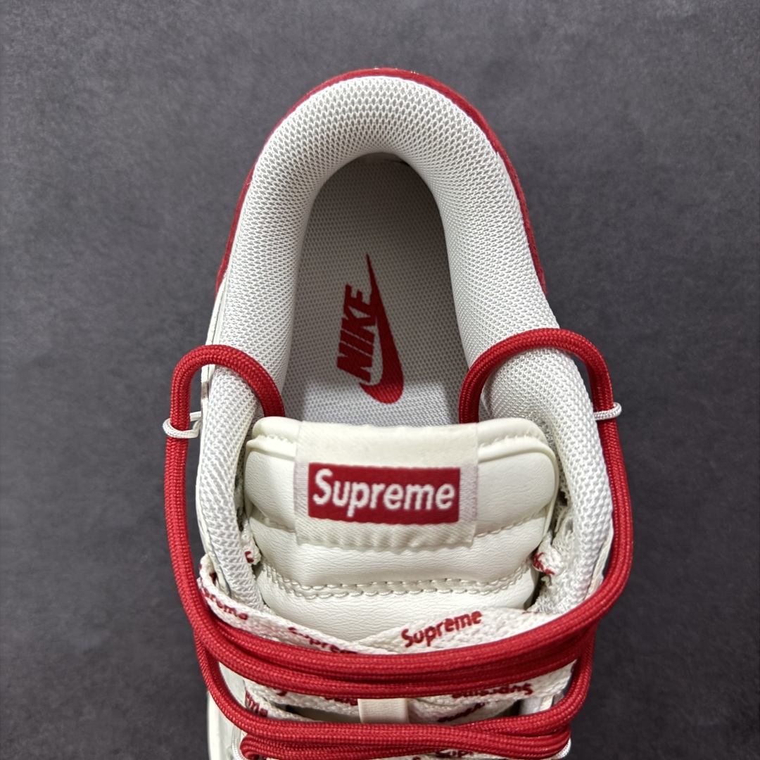 图片[7]-【定制版】Nike SB Dunk Low x Supreme 白红小勾绑带 纯原大厂出品 极力推荐👏 原装头层材料 独家版型蒸餾加工 帶來的是更好的视觉和脚感体验 大厂纯原品质出货 清洁度 电绣工艺 皮料切割干净无任何毛边 细节完美 货号：FX1588 401 尺码：36 36.5 37.5 38 38.5 39 40 40.5 41 42 42.5 43 44 44.5 45-选品中心