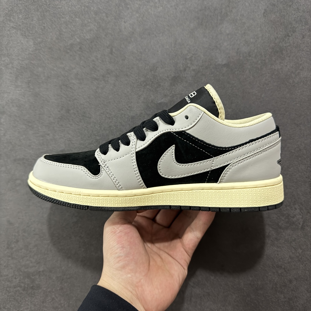 图片[2]-【定制版】AIR JORDAN 1 LOW“灰黑巴宝莉定制款” 个性的设计风格以及品牌的经典元素 使其成为一双具有独特身份和价值的鞋子 清新而立体的外观加上联名标识更突出了其独特身份 这种配色方案显示出活力和时尚感 在视觉上引人注目 鞋身的质感和细腻的细节处理使其显得高端而格调十足 这款“SB”联名是设计与创意完美结合 融合多方的个性风格是一款备受瞩目的潮流鞋款 低帮休闲板鞋 定制鞋盒 大厂纯原品质出货 超高清洁度 皮料切割干净无任何毛边 细节完美 货号：XX2416-016 尺码： 36 36.5 37.5 38 38.5 39 40 40.5 41 42 42.5 43 44 44.5 45-选品中心