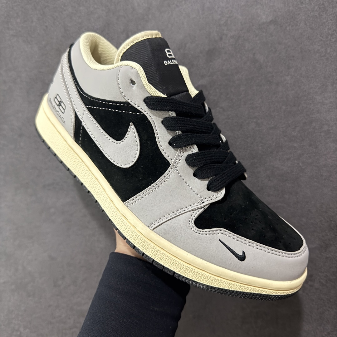 图片[3]-【定制版】AIR JORDAN 1 LOW“灰黑巴宝莉定制款” 个性的设计风格以及品牌的经典元素 使其成为一双具有独特身份和价值的鞋子 清新而立体的外观加上联名标识更突出了其独特身份 这种配色方案显示出活力和时尚感 在视觉上引人注目 鞋身的质感和细腻的细节处理使其显得高端而格调十足 这款“SB”联名是设计与创意完美结合 融合多方的个性风格是一款备受瞩目的潮流鞋款 低帮休闲板鞋 定制鞋盒 大厂纯原品质出货 超高清洁度 皮料切割干净无任何毛边 细节完美 货号：XX2416-016 尺码： 36 36.5 37.5 38 38.5 39 40 40.5 41 42 42.5 43 44 44.5 45-选品中心