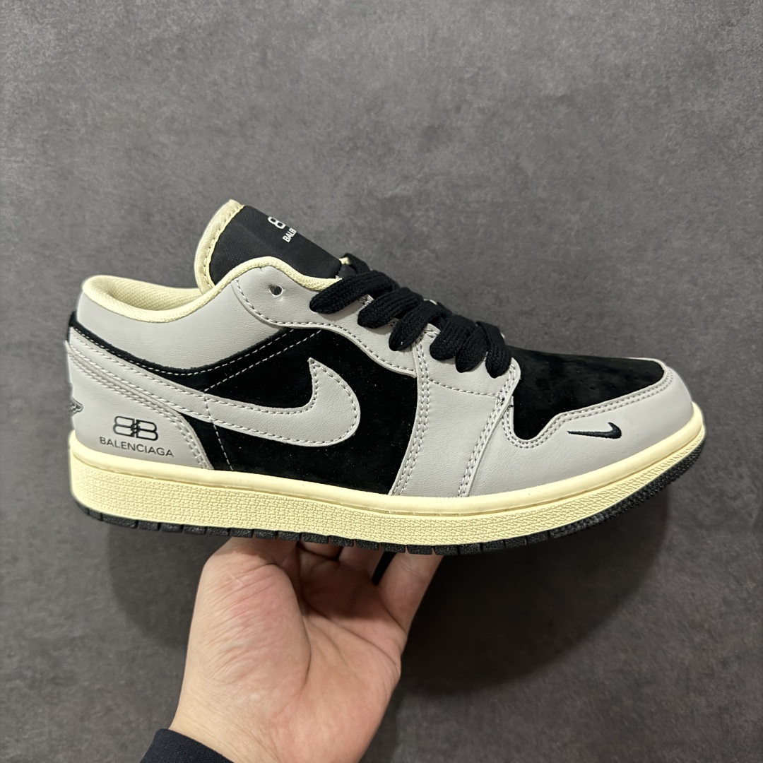 【定制版】AIR JORDAN 1 LOW“灰黑巴宝莉定制款” 个性的设计风格以及品牌的经典元素 使其成为一双具有独特身份和价值的鞋子 清新而立体的外观加上联名标识更突出了其独特身份 这种配色方案显示出活力和时尚感 在视觉上引人注目 鞋身的质感和细腻的细节处理使其显得高端而格调十足 这款“SB”联名是设计与创意完美结合 融合多方的个性风格是一款备受瞩目的潮流鞋款 低帮休闲板鞋 定制鞋盒 大厂纯原品质出货 超高清洁度 皮料切割干净无任何毛边 细节完美 货号:XX2416-016 尺码: 36 36.5 37.5 38 38.5 39 40 40.5 41 42 42.5 43 44 44.5 45-选品中心