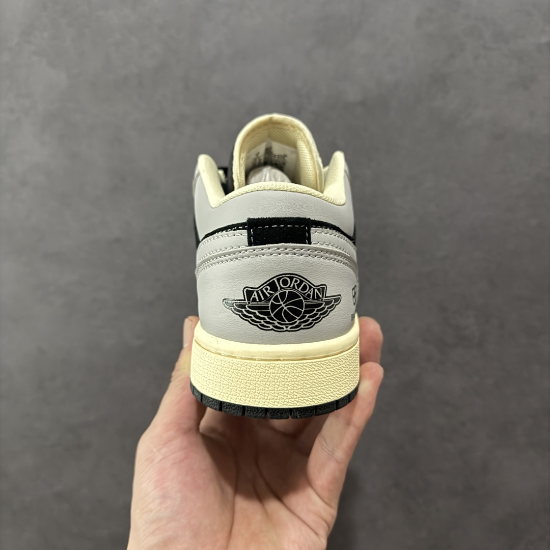 图片[4]-【定制版】AIR JORDAN 1 LOW“灰黑巴宝莉定制款” 个性的设计风格以及品牌的经典元素 使其成为一双具有独特身份和价值的鞋子 清新而立体的外观加上联名标识更突出了其独特身份 这种配色方案显示出活力和时尚感 在视觉上引人注目 鞋身的质感和细腻的细节处理使其显得高端而格调十足 这款“SB”联名是设计与创意完美结合 融合多方的个性风格是一款备受瞩目的潮流鞋款 低帮休闲板鞋 定制鞋盒 大厂纯原品质出货 超高清洁度 皮料切割干净无任何毛边 细节完美 货号：XX2416-016 尺码： 36 36.5 37.5 38 38.5 39 40 40.5 41 42 42.5 43 44 44.5 45-选品中心