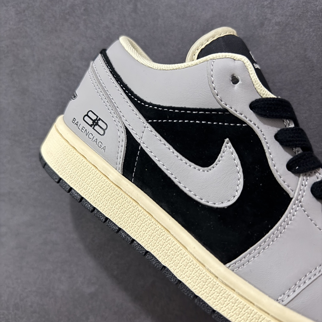 图片[6]-【定制版】AIR JORDAN 1 LOW“灰黑巴宝莉定制款” 个性的设计风格以及品牌的经典元素 使其成为一双具有独特身份和价值的鞋子 清新而立体的外观加上联名标识更突出了其独特身份 这种配色方案显示出活力和时尚感 在视觉上引人注目 鞋身的质感和细腻的细节处理使其显得高端而格调十足 这款“SB”联名是设计与创意完美结合 融合多方的个性风格是一款备受瞩目的潮流鞋款 低帮休闲板鞋 定制鞋盒 大厂纯原品质出货 超高清洁度 皮料切割干净无任何毛边 细节完美 货号：XX2416-016 尺码： 36 36.5 37.5 38 38.5 39 40 40.5 41 42 42.5 43 44 44.5 45-选品中心