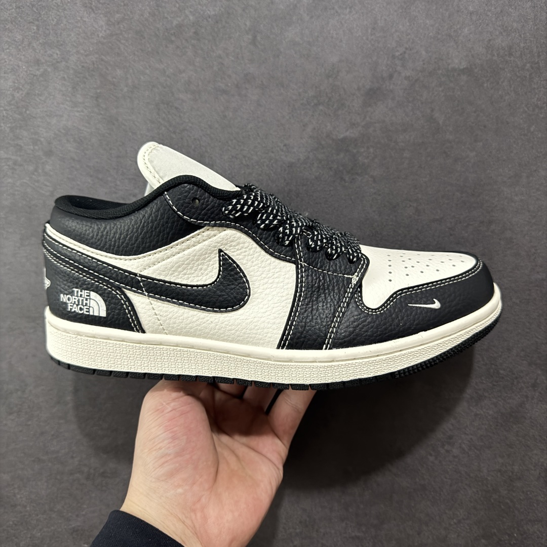 【定制版】Air Jordan 1 Low AJ1乔1低帮北面联名同步官方配色 市场唯一独家头层皮打造 原鞋原档案开发 原厂皮料 原档冲孔鞋头 正确满胶鞋垫 四线拉帮 原厂织唛标 鞋舌高弹海绵填充 货号:XX2418-018 尺码:36 36.5 37 38 38.5 39 40 40.5 41 42 42.5 43 44 44.5 45-选品中心