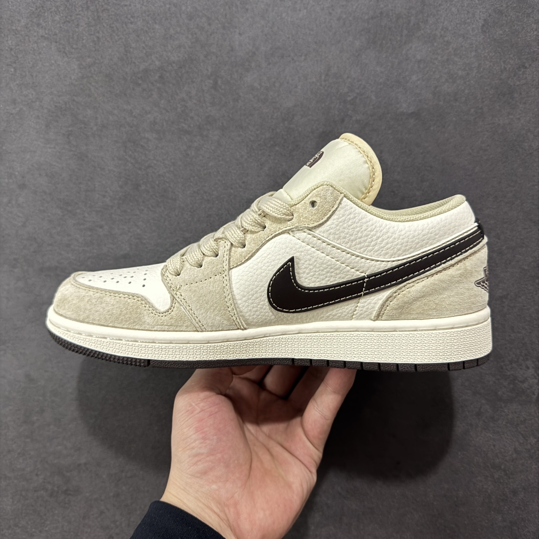 图片[2]-【定制版】Fragment x Travis Scott x 北面联名 Air Jordan 1 Low 三方联名 性价比原盒出货 全新的三方联名低帮倒钩鞋面延续了黑脚趾设计，整双鞋以全荔枝皮打造，腰身搭配白色「倒勾」，再点缀上Travis Scott 标志性的Logo，后跟处以藤原浩最拿手的蓝色为主色调，完善极具Fragment Design的白蓝黑设计风格，左右脚分别以Travis Scott鬼脸和乔丹飞翼加以修饰，彰显出三方联名的奢华格调。 货号：XX2417-017 尺码：36 36.5 37.5 38 38.5 39 40 40.5 41 42 42.5 43 44 44.5 45-选品中心