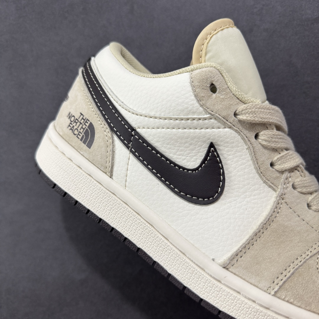 图片[6]-【定制版】Fragment x Travis Scott x 北面联名 Air Jordan 1 Low 三方联名 性价比原盒出货 全新的三方联名低帮倒钩鞋面延续了黑脚趾设计，整双鞋以全荔枝皮打造，腰身搭配白色「倒勾」，再点缀上Travis Scott 标志性的Logo，后跟处以藤原浩最拿手的蓝色为主色调，完善极具Fragment Design的白蓝黑设计风格，左右脚分别以Travis Scott鬼脸和乔丹飞翼加以修饰，彰显出三方联名的奢华格调。 货号：XX2417-017 尺码：36 36.5 37.5 38 38.5 39 40 40.5 41 42 42.5 43 44 44.5 45-选品中心