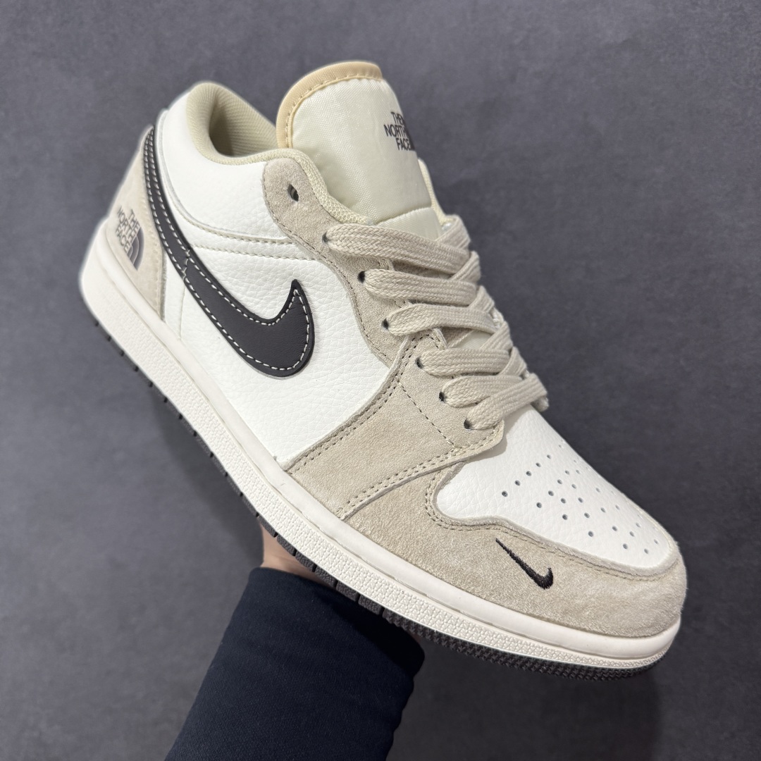 图片[3]-【定制版】Fragment x Travis Scott x 北面联名 Air Jordan 1 Low 三方联名 性价比原盒出货 全新的三方联名低帮倒钩鞋面延续了黑脚趾设计，整双鞋以全荔枝皮打造，腰身搭配白色「倒勾」，再点缀上Travis Scott 标志性的Logo，后跟处以藤原浩最拿手的蓝色为主色调，完善极具Fragment Design的白蓝黑设计风格，左右脚分别以Travis Scott鬼脸和乔丹飞翼加以修饰，彰显出三方联名的奢华格调。 货号：XX2417-017 尺码：36 36.5 37.5 38 38.5 39 40 40.5 41 42 42.5 43 44 44.5 45-选品中心