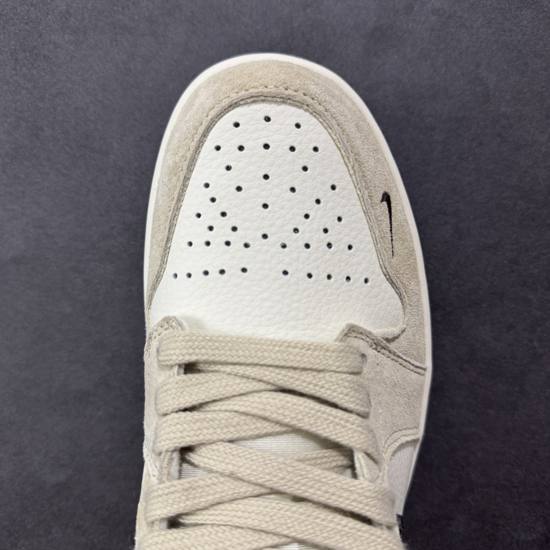 图片[8]-【定制版】Fragment x Travis Scott x 北面联名 Air Jordan 1 Low 三方联名 性价比原盒出货 全新的三方联名低帮倒钩鞋面延续了黑脚趾设计，整双鞋以全荔枝皮打造，腰身搭配白色「倒勾」，再点缀上Travis Scott 标志性的Logo，后跟处以藤原浩最拿手的蓝色为主色调，完善极具Fragment Design的白蓝黑设计风格，左右脚分别以Travis Scott鬼脸和乔丹飞翼加以修饰，彰显出三方联名的奢华格调。 货号：XX2417-017 尺码：36 36.5 37.5 38 38.5 39 40 40.5 41 42 42.5 43 44 44.5 45-选品中心