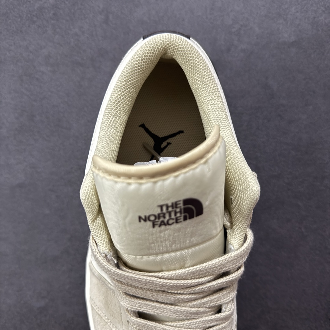 图片[7]-【定制版】Fragment x Travis Scott x 北面联名 Air Jordan 1 Low 三方联名 性价比原盒出货 全新的三方联名低帮倒钩鞋面延续了黑脚趾设计，整双鞋以全荔枝皮打造，腰身搭配白色「倒勾」，再点缀上Travis Scott 标志性的Logo，后跟处以藤原浩最拿手的蓝色为主色调，完善极具Fragment Design的白蓝黑设计风格，左右脚分别以Travis Scott鬼脸和乔丹飞翼加以修饰，彰显出三方联名的奢华格调。 货号：XX2417-017 尺码：36 36.5 37.5 38 38.5 39 40 40.5 41 42 42.5 43 44 44.5 45-选品中心