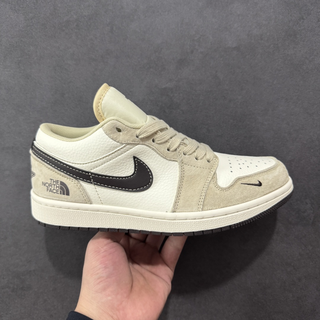 【定制版】Fragment x Travis Scott x 北面联名 Air Jordan 1 Low 三方联名 性价比原盒出货 全新的三方联名低帮倒钩鞋面延续了黑脚趾设计，整双鞋以全荔枝皮打造，腰身搭配白色「倒勾」，再点缀上Travis Scott 标志性的Logo，后跟处以藤原浩最拿手的蓝色为主色调，完善极具Fragment Design的白蓝黑设计风格，左右脚分别以Travis Scott鬼脸和乔丹飞翼加以修饰，彰显出三方联名的奢华格调。 货号：XX2417-017 尺码：36 36.5 37.5 38 38.5 39 40 40.5 41 42 42.5 43 44 44.5 45-选品中心