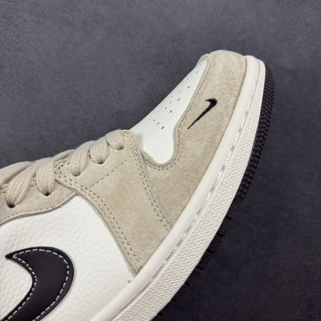 图片[5]-【定制版】Fragment x Travis Scott x 北面联名 Air Jordan 1 Low 三方联名 性价比原盒出货 全新的三方联名低帮倒钩鞋面延续了黑脚趾设计，整双鞋以全荔枝皮打造，腰身搭配白色「倒勾」，再点缀上Travis Scott 标志性的Logo，后跟处以藤原浩最拿手的蓝色为主色调，完善极具Fragment Design的白蓝黑设计风格，左右脚分别以Travis Scott鬼脸和乔丹飞翼加以修饰，彰显出三方联名的奢华格调。 货号：XX2417-017 尺码：36 36.5 37.5 38 38.5 39 40 40.5 41 42 42.5 43 44 44.5 45-选品中心
