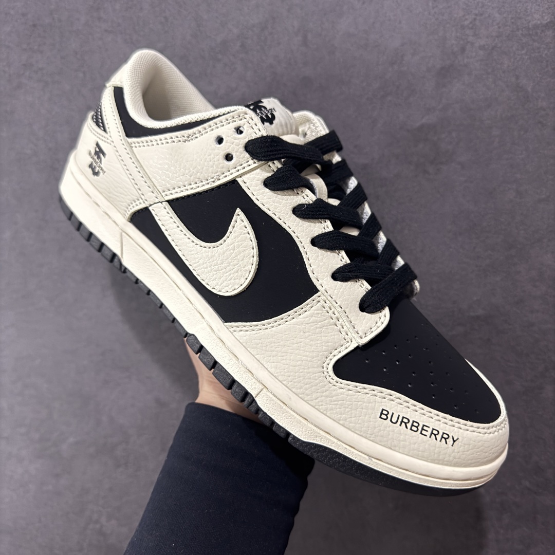 图片[3]-【定制版】Nike SB Dunk Low x BURBERRY 白黑 纯原大厂出品 极力推荐👏 原装头层材料 独家版型蒸餾加工 帶來的是更好的视觉和脚感体验 大厂纯原品质出货 清洁度 电绣工艺 皮料切割干净无任何毛边 细节完美 货号：XD1588 218 尺码：36 36.5 37.5 38 38.5 39 40 40.5 41 42 42.5 43 44 44.5 45-选品中心