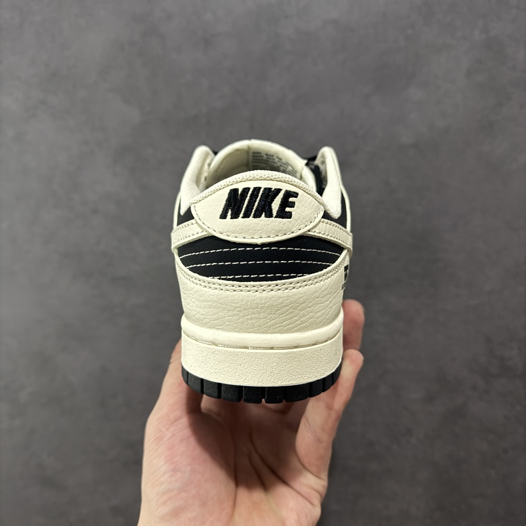 图片[4]-【定制版】Nike SB Dunk Low x BURBERRY 白黑 纯原大厂出品 极力推荐👏 原装头层材料 独家版型蒸餾加工 帶來的是更好的视觉和脚感体验 大厂纯原品质出货 清洁度 电绣工艺 皮料切割干净无任何毛边 细节完美 货号：XD1588 218 尺码：36 36.5 37.5 38 38.5 39 40 40.5 41 42 42.5 43 44 44.5 45-选品中心