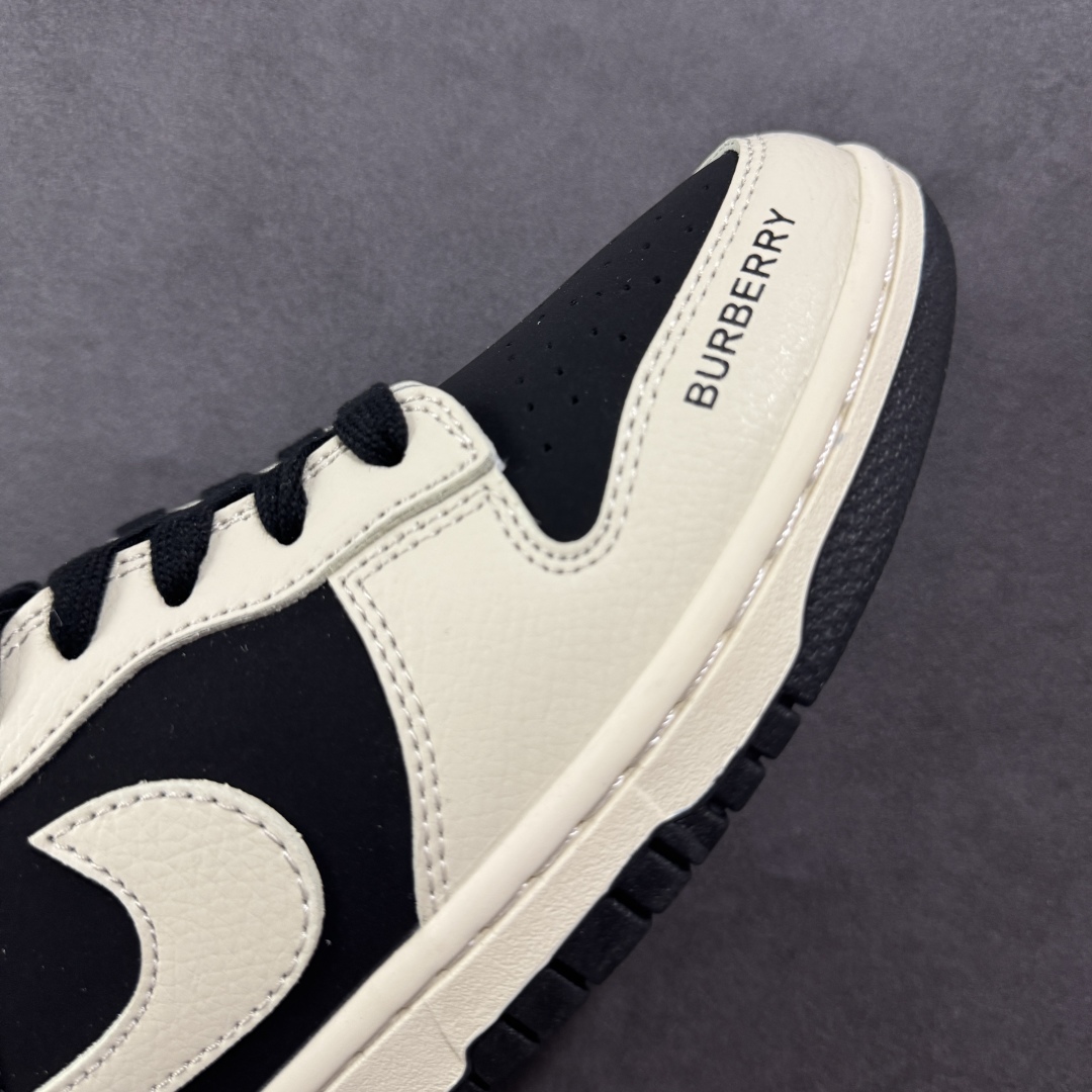 图片[5]-【定制版】Nike SB Dunk Low x BURBERRY 白黑 纯原大厂出品 极力推荐👏 原装头层材料 独家版型蒸餾加工 帶來的是更好的视觉和脚感体验 大厂纯原品质出货 清洁度 电绣工艺 皮料切割干净无任何毛边 细节完美 货号：XD1588 218 尺码：36 36.5 37.5 38 38.5 39 40 40.5 41 42 42.5 43 44 44.5 45-选品中心
