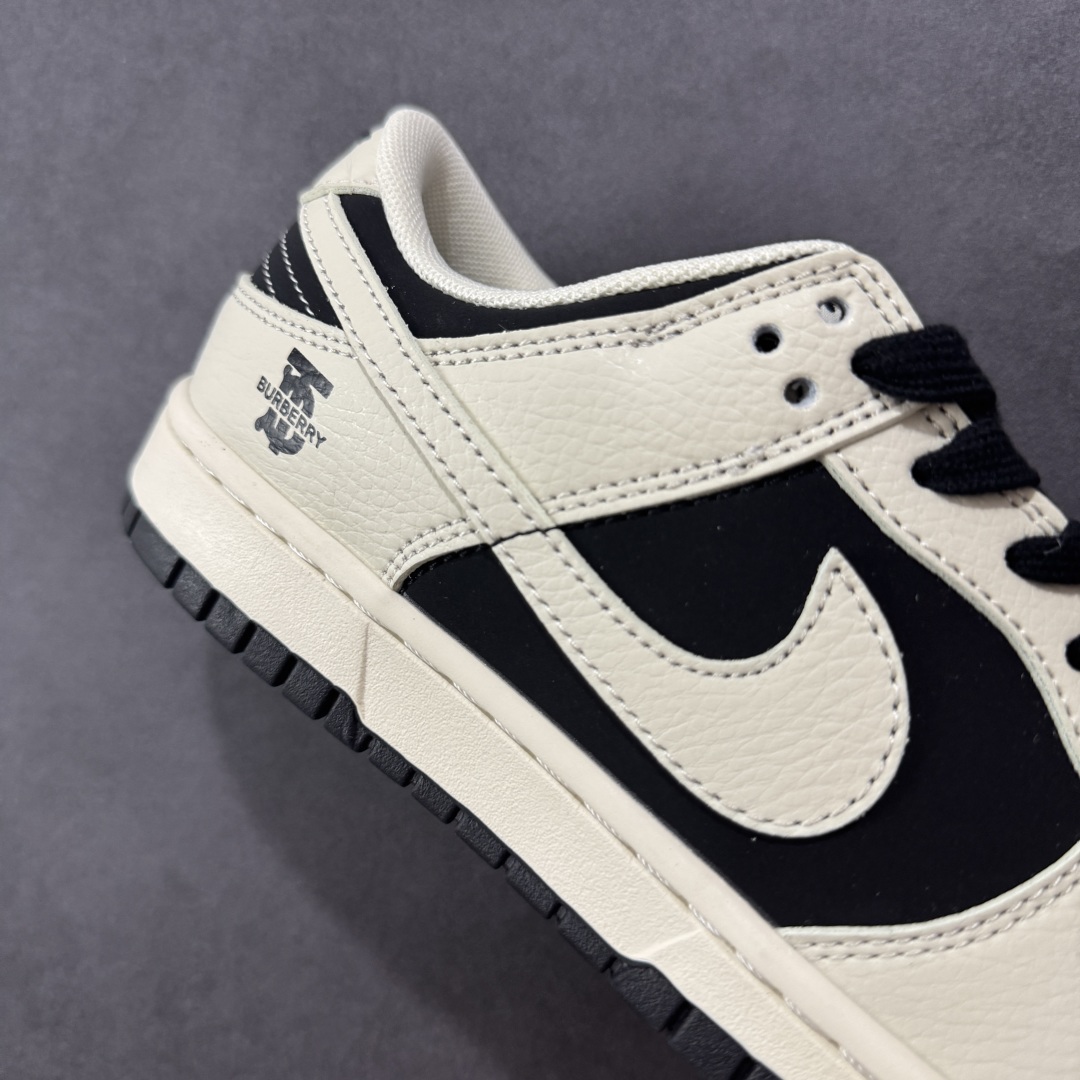 图片[6]-【定制版】Nike SB Dunk Low x BURBERRY 白黑 纯原大厂出品 极力推荐👏 原装头层材料 独家版型蒸餾加工 帶來的是更好的视觉和脚感体验 大厂纯原品质出货 清洁度 电绣工艺 皮料切割干净无任何毛边 细节完美 货号：XD1588 218 尺码：36 36.5 37.5 38 38.5 39 40 40.5 41 42 42.5 43 44 44.5 45-选品中心