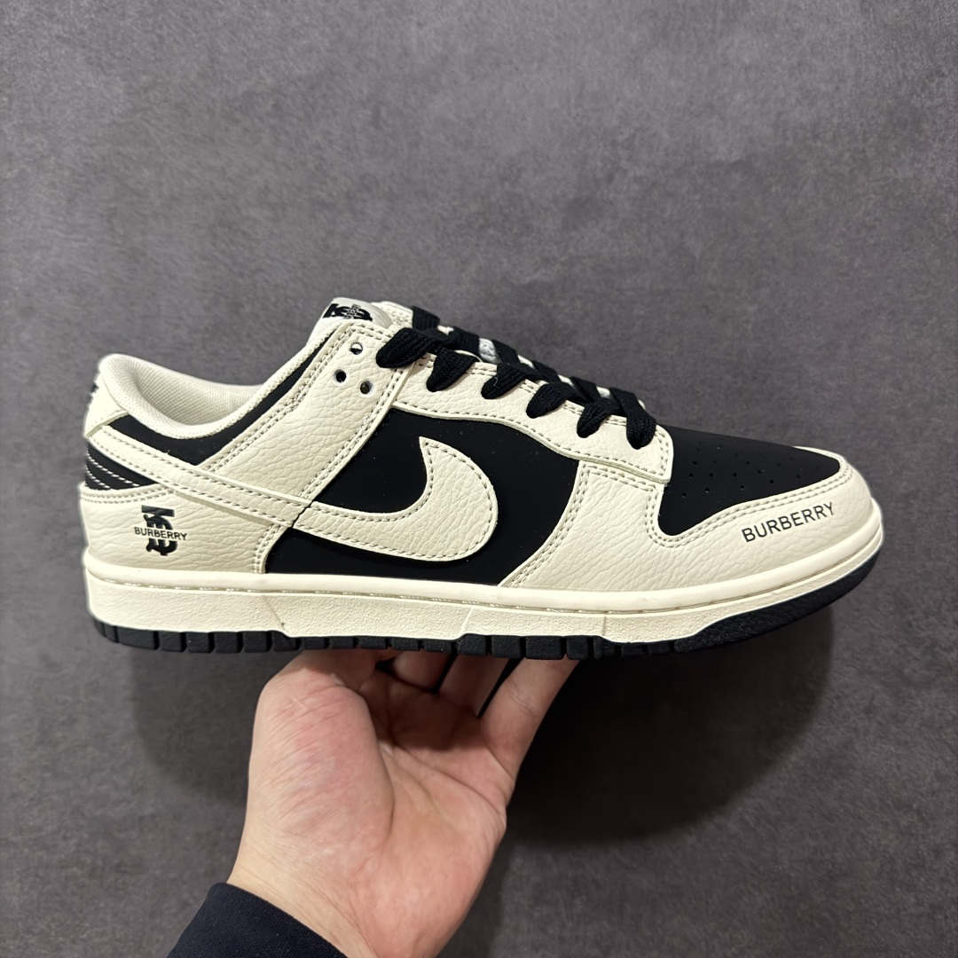 【定制版】Nike SB Dunk Low x BURBERRY 白黑 纯原大厂出品 极力推荐👏 原装头层材料 独家版型蒸餾加工 帶來的是更好的视觉和脚感体验 大厂纯原品质出货 清洁度 电绣工艺 皮料切割干净无任何毛边 细节完美 货号:XD1588 218 尺码:36 36.5 37.5 38 38.5 39 40 40.5 41 42 42.5 43 44 44.5 45-选品中心