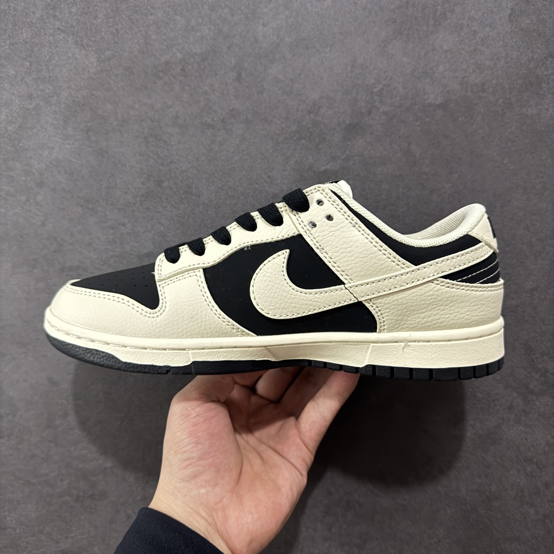 图片[2]-【定制版】Nike SB Dunk Low x BURBERRY 白黑 纯原大厂出品 极力推荐👏 原装头层材料 独家版型蒸餾加工 帶來的是更好的视觉和脚感体验 大厂纯原品质出货 清洁度 电绣工艺 皮料切割干净无任何毛边 细节完美 货号：XD1588 218 尺码：36 36.5 37.5 38 38.5 39 40 40.5 41 42 42.5 43 44 44.5 45-选品中心