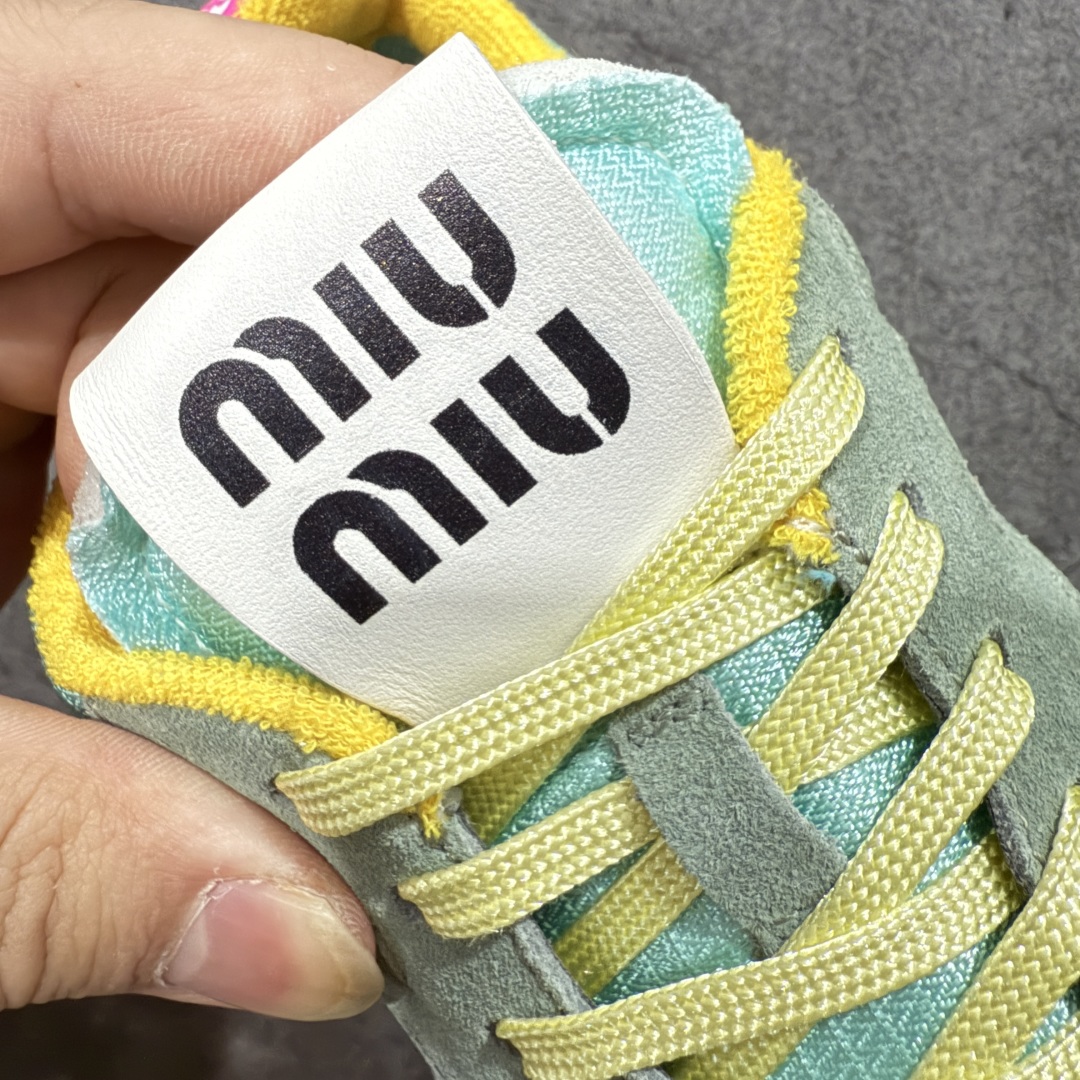 图片[5]-【HZ渠道纯原】MIU MIU缪缪 Gymnasium 绒面革 圆头系带 薄底鞋 低帮 生活休闲鞋 女款 黄绿色 私人订单 原版开发打造 区别市场所有版本 一切细节均对标原版 皮料 面料 大底均与原版对比无差别 无任何色差 欢迎对比 市场最高版 尺码：36-44-选品中心