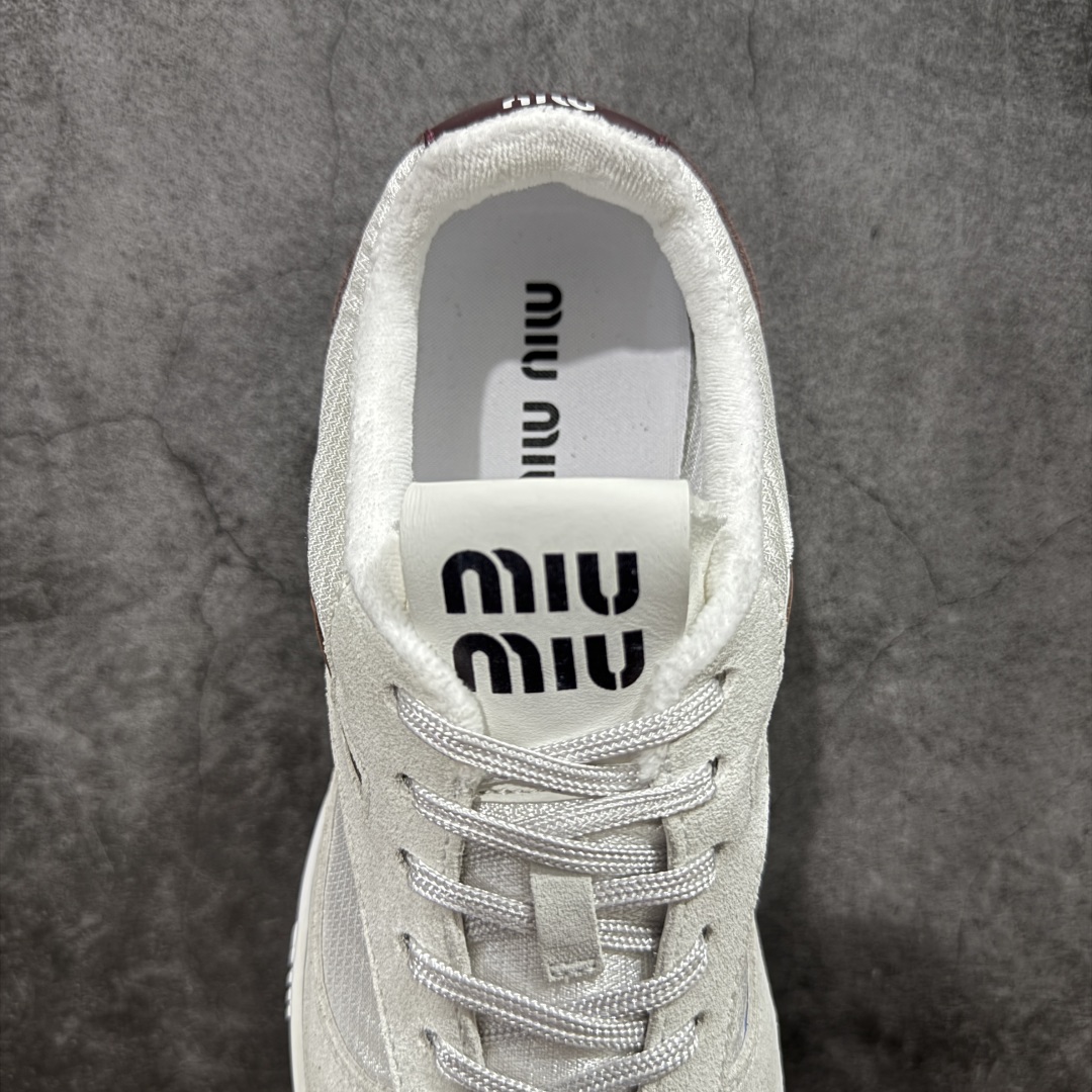 图片[8]-【HZ渠道纯原】MIU MIU缪缪 Gymnasium 绒面革 圆头系带 薄底鞋 低帮 生活休闲鞋 女款 白酒红色 私人订单 原版开发打造 区别市场所有版本 一切细节均对标原版 皮料 面料 大底均与原版对比无差别 无任何色差 欢迎对比 市场最高版 尺码：36-44-选品中心
