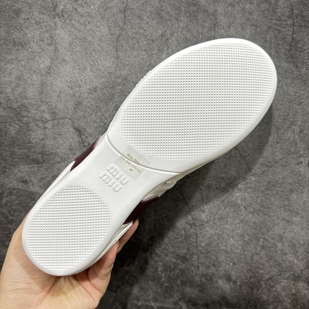 图片[9]-【HZ渠道纯原】MIU MIU缪缪 Gymnasium 绒面革 圆头系带 薄底鞋 低帮 生活休闲鞋 女款 白酒红色 私人订单 原版开发打造 区别市场所有版本 一切细节均对标原版 皮料 面料 大底均与原版对比无差别 无任何色差 欢迎对比 市场最高版 尺码：36-44-选品中心