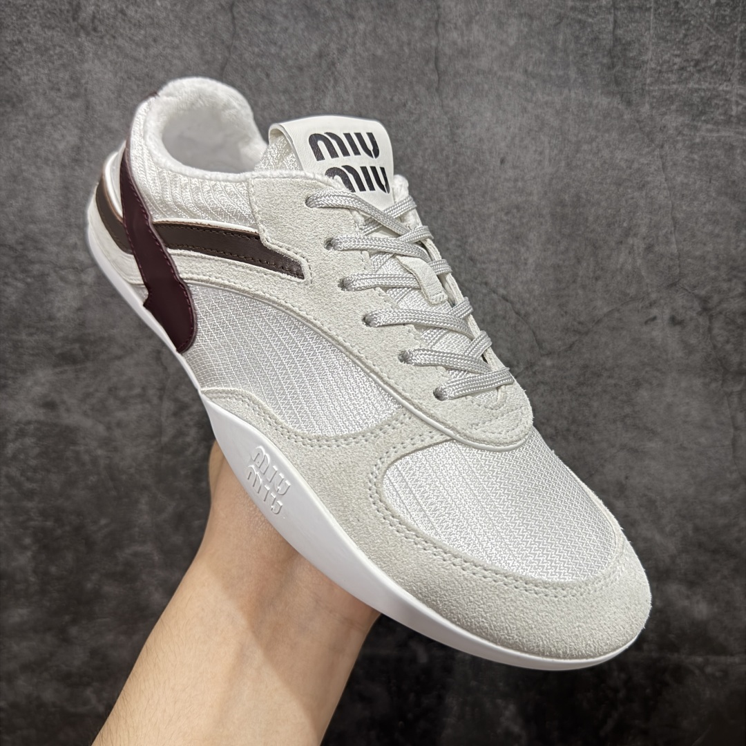 图片[3]-【HZ渠道纯原】MIU MIU缪缪 Gymnasium 绒面革 圆头系带 薄底鞋 低帮 生活休闲鞋 女款 白酒红色 私人订单 原版开发打造 区别市场所有版本 一切细节均对标原版 皮料 面料 大底均与原版对比无差别 无任何色差 欢迎对比 市场最高版 尺码：36-44-选品中心