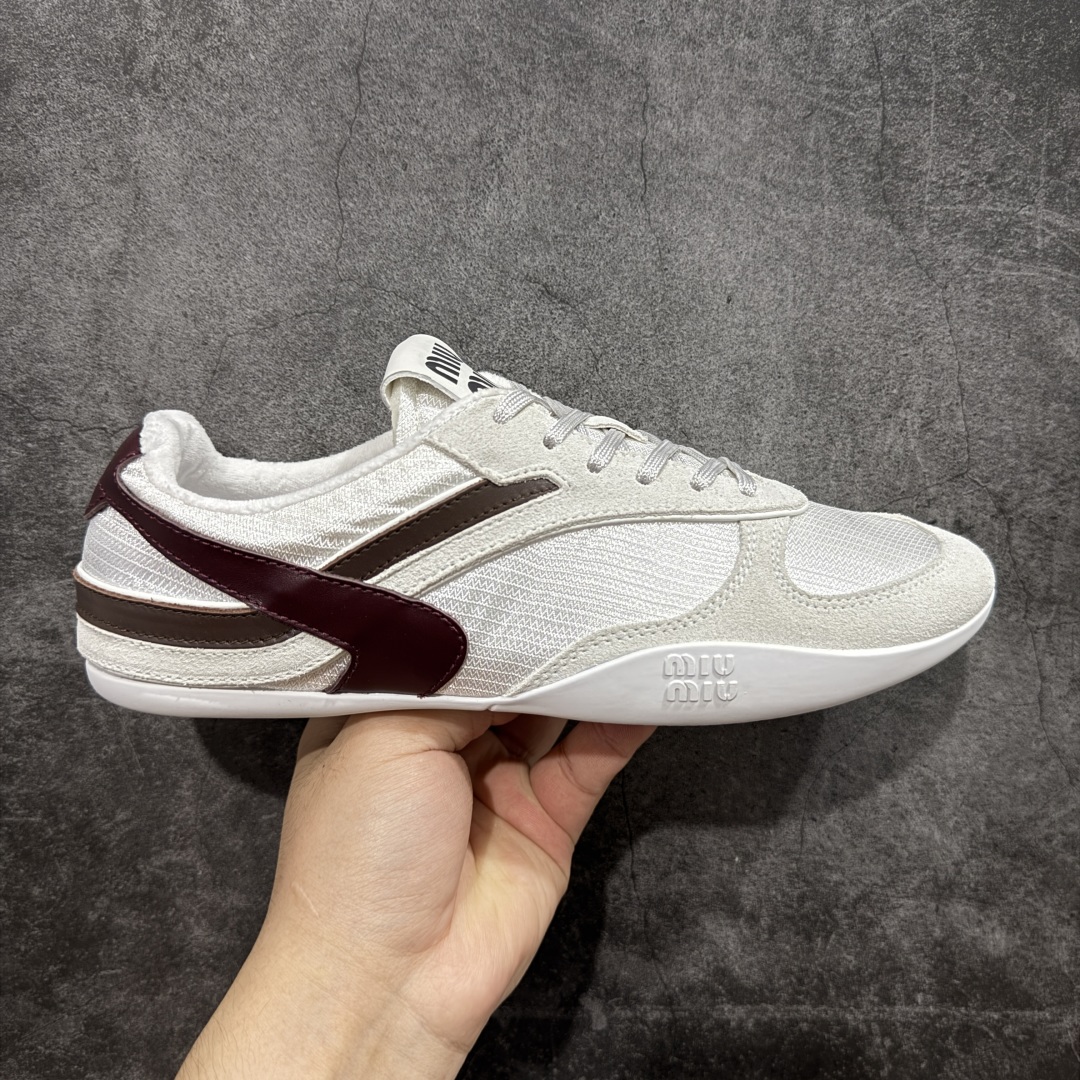 【HZ渠道纯原】MIU MIU缪缪 Gymnasium 绒面革 圆头系带 薄底鞋 低帮 生活休闲鞋 女款 白酒红色 私人订单 原版开发打造 区别市场所有版本 一切细节均对标原版 皮料 面料 大底均与原版对比无差别 无任何色差 欢迎对比 市场最高版 尺码：36-44-选品中心