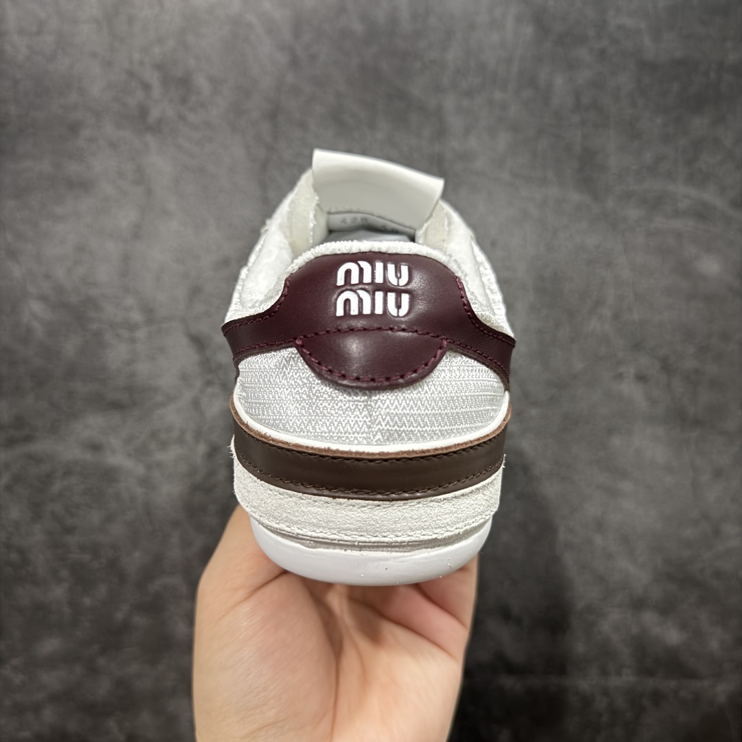 图片[4]-【HZ渠道纯原】MIU MIU缪缪 Gymnasium 绒面革 圆头系带 薄底鞋 低帮 生活休闲鞋 女款 白酒红色 私人订单 原版开发打造 区别市场所有版本 一切细节均对标原版 皮料 面料 大底均与原版对比无差别 无任何色差 欢迎对比 市场最高版 尺码：36-44-选品中心