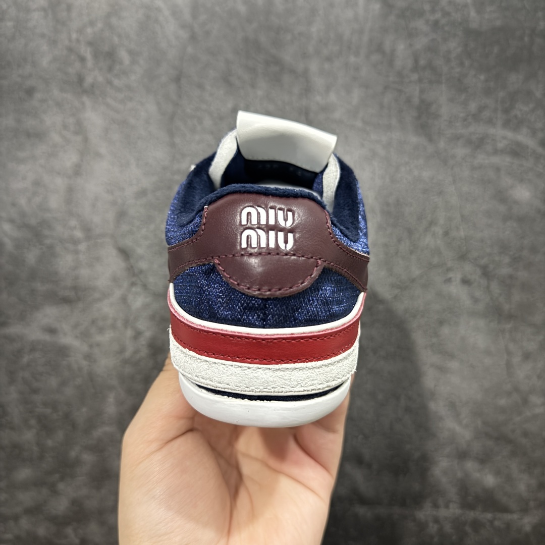 图片[4]-【HZ渠道纯原】MIU MIU缪缪 Gymnasium 绒面革 圆头系带 薄底鞋 低帮 生活休闲鞋 女款 蓝红色 私人订单 原版开发打造 区别市场所有版本 一切细节均对标原版 皮料 面料 大底均与原版对比无差别 无任何色差 欢迎对比 市场最高版 尺码：36-44-选品中心