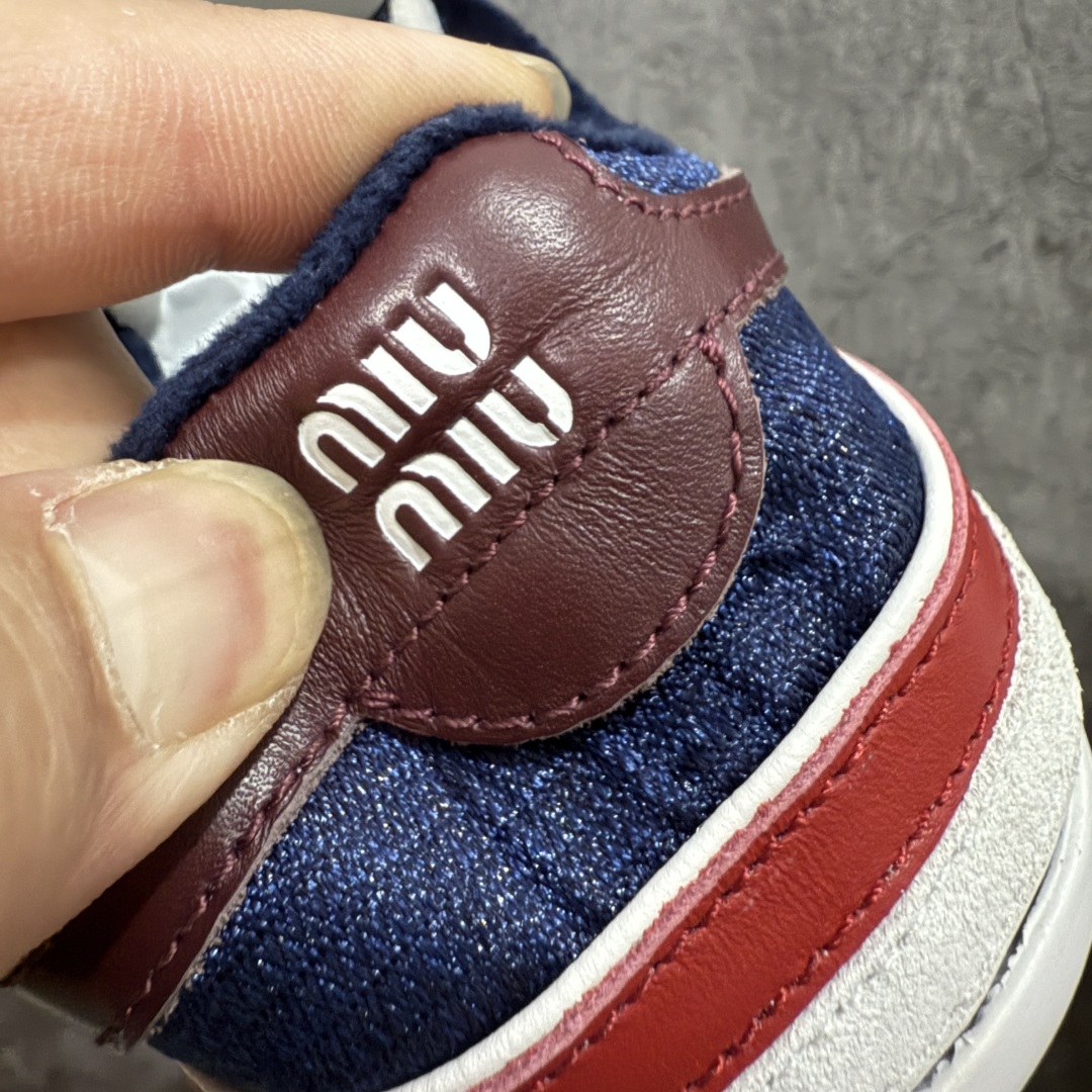 图片[2]-【HZ渠道纯原】MIU MIU缪缪 Gymnasium 绒面革 圆头系带 薄底鞋 低帮 生活休闲鞋 女款 蓝红色 私人订单 原版开发打造 区别市场所有版本 一切细节均对标原版 皮料 面料 大底均与原版对比无差别 无任何色差 欢迎对比 市场最高版 尺码：36-44-选品中心