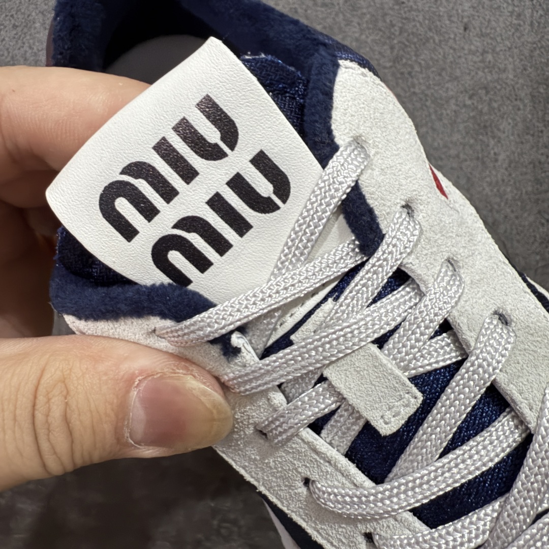 图片[5]-【HZ渠道纯原】MIU MIU缪缪 Gymnasium 绒面革 圆头系带 薄底鞋 低帮 生活休闲鞋 女款 蓝红色 私人订单 原版开发打造 区别市场所有版本 一切细节均对标原版 皮料 面料 大底均与原版对比无差别 无任何色差 欢迎对比 市场最高版 尺码：36-44-选品中心