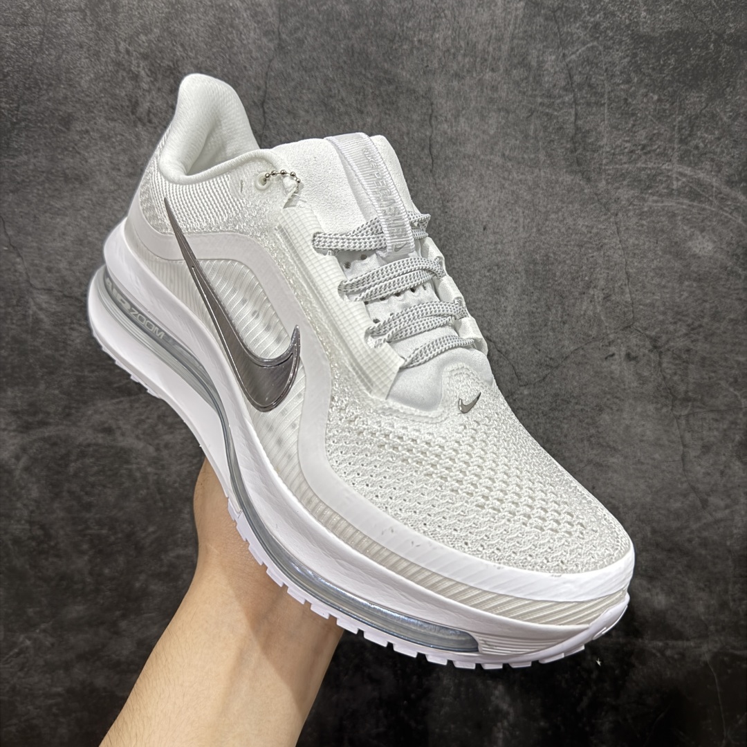 图片[3]-【H11纯原】Nike Pegasus Premium Airscape 舒适百搭减震防滑耐磨透气 低帮跑步鞋     低帮跑步鞋 白银配色，简约又不失活力，上脚超吸睛。  它不仅颜值高，性能更是一绝！  全掌气垫科技，减震防滑超耐磨，每一步都能感受到强劲回弹，给双脚舒适支撑。  透气鞋面，跑步时双脚也能自由呼吸。    #独家原包 原底原料 开模打造  #原厂鞋标 高精密准度  #原楦原纸板开发 匹配原版98%以上  #后跟弧度 正确呈现  #原厂皮料 质感无敌  #皮料切割干净 无任何毛边 清洁度细节完美    货号：HQ2592-102    尺码：36 36.5 37.5 38 38.5 39 40 40.5 41 42 42.5 43 44 45 46-选品中心