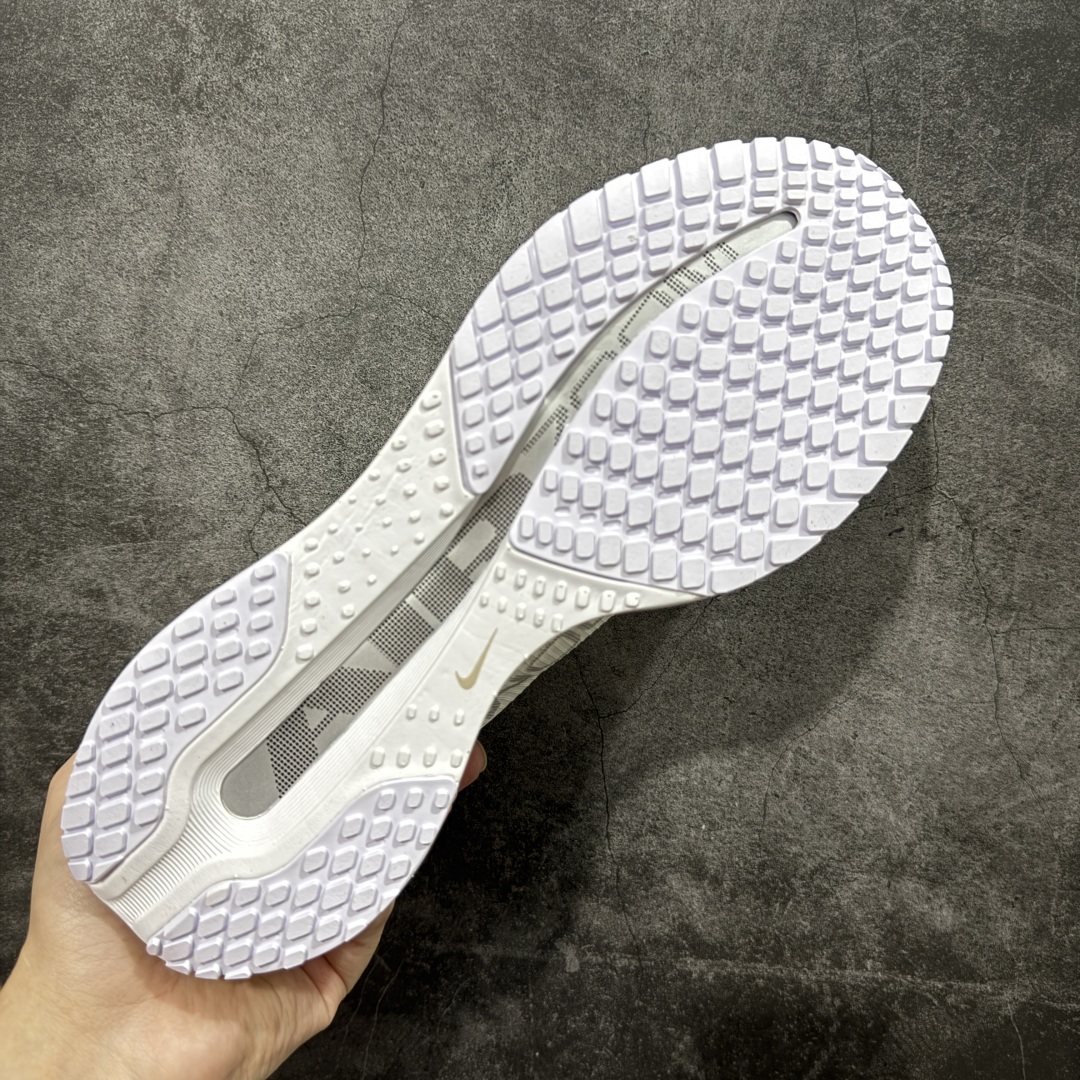 图片[9]-【H11纯原】Nike Pegasus Premium Airscape 舒适百搭减震防滑耐磨透气 低帮跑步鞋     低帮跑步鞋 白银配色，简约又不失活力，上脚超吸睛。  它不仅颜值高，性能更是一绝！  全掌气垫科技，减震防滑超耐磨，每一步都能感受到强劲回弹，给双脚舒适支撑。  透气鞋面，跑步时双脚也能自由呼吸。    #独家原包 原底原料 开模打造  #原厂鞋标 高精密准度  #原楦原纸板开发 匹配原版98%以上  #后跟弧度 正确呈现  #原厂皮料 质感无敌  #皮料切割干净 无任何毛边 清洁度细节完美    货号：HQ2592-102    尺码：36 36.5 37.5 38 38.5 39 40 40.5 41 42 42.5 43 44 45 46-选品中心