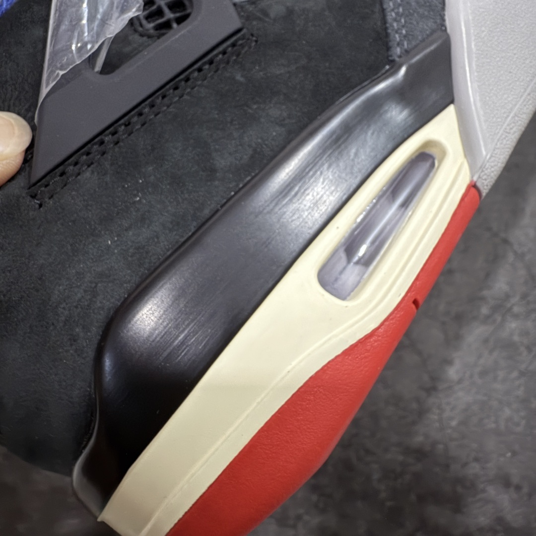图片[3]-【OG纯原】 Air Jordan 4 Retro \”Lase\” AJ4 乔4黑灰蓝配色 FV5029-003 知名大厂出品 全鞋原材原数据打造 市场第一梯队品质 后跟饰片中心位置有合模线 超弹硅胶材质 内层不织布补强 补强为硅胶提供更强耐久性 避免断裂 圈内最强四代 耗时半年巨作 全套原纸板楦头开发 原厂特供皮料加持 确保原汁原味 完美呈现四代版型 一比一鞋头弧度高度鞋身弧度 数据细节工艺流程均保持原鞋一致 原厂TPU网格鞋带扣 正确内里网布 菱角分明不变形无多余毛边 柔软性质感一致于原鞋 市场唯一原厂鞋扣模具 背面可见隐藏注塑口 原厂织唛标 原厂飞人电绣工艺 尾指中部跳三针 独家绑鞋带手法 印刷中底布 四线拉帮 米色美纹纸贴合固定 进口港宝加持 后跟自然饱满 全鞋荧光划线卡点 追求极致完美 每一双都是工艺品 多重QC质检 超越公司货的品控标准 实实在在的免检产品 尺码：36 36.5 37.5 38 38.5 39 40 40.5 41 42 42.5 43 44 44.5 45 46 47.5-选品中心