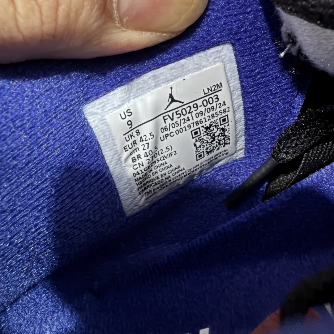 图片[9]-【OG纯原】 Air Jordan 4 Retro \”Lase\” AJ4 乔4黑灰蓝配色 FV5029-003 知名大厂出品 全鞋原材原数据打造 市场第一梯队品质 后跟饰片中心位置有合模线 超弹硅胶材质 内层不织布补强 补强为硅胶提供更强耐久性 避免断裂 圈内最强四代 耗时半年巨作 全套原纸板楦头开发 原厂特供皮料加持 确保原汁原味 完美呈现四代版型 一比一鞋头弧度高度鞋身弧度 数据细节工艺流程均保持原鞋一致 原厂TPU网格鞋带扣 正确内里网布 菱角分明不变形无多余毛边 柔软性质感一致于原鞋 市场唯一原厂鞋扣模具 背面可见隐藏注塑口 原厂织唛标 原厂飞人电绣工艺 尾指中部跳三针 独家绑鞋带手法 印刷中底布 四线拉帮 米色美纹纸贴合固定 进口港宝加持 后跟自然饱满 全鞋荧光划线卡点 追求极致完美 每一双都是工艺品 多重QC质检 超越公司货的品控标准 实实在在的免检产品 尺码：36 36.5 37.5 38 38.5 39 40 40.5 41 42 42.5 43 44 44.5 45 46 47.5-选品中心