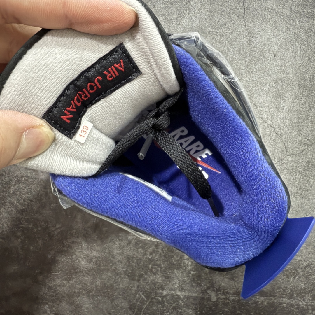 图片[8]-【OG纯原】 Air Jordan 4 Retro \”Lase\” AJ4 乔4黑灰蓝配色 FV5029-003 知名大厂出品 全鞋原材原数据打造 市场第一梯队品质 后跟饰片中心位置有合模线 超弹硅胶材质 内层不织布补强 补强为硅胶提供更强耐久性 避免断裂 圈内最强四代 耗时半年巨作 全套原纸板楦头开发 原厂特供皮料加持 确保原汁原味 完美呈现四代版型 一比一鞋头弧度高度鞋身弧度 数据细节工艺流程均保持原鞋一致 原厂TPU网格鞋带扣 正确内里网布 菱角分明不变形无多余毛边 柔软性质感一致于原鞋 市场唯一原厂鞋扣模具 背面可见隐藏注塑口 原厂织唛标 原厂飞人电绣工艺 尾指中部跳三针 独家绑鞋带手法 印刷中底布 四线拉帮 米色美纹纸贴合固定 进口港宝加持 后跟自然饱满 全鞋荧光划线卡点 追求极致完美 每一双都是工艺品 多重QC质检 超越公司货的品控标准 实实在在的免检产品 尺码：36 36.5 37.5 38 38.5 39 40 40.5 41 42 42.5 43 44 44.5 45 46 47.5-选品中心