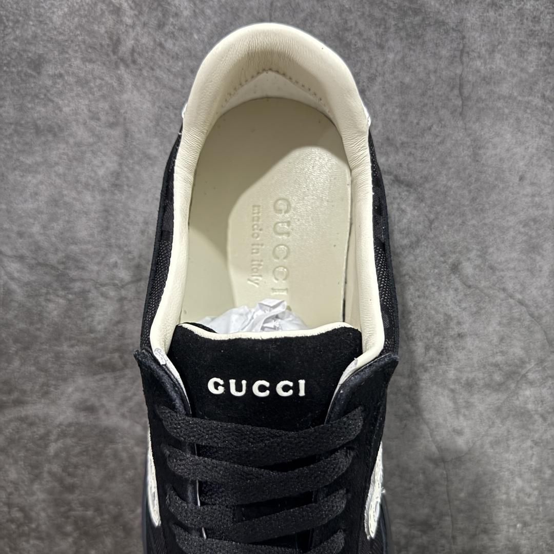 图片[8]-【广东纯原版本】Gucci Interlocking G Suede Sneaker G74系列低帮复古百搭休闲运动板鞋 升级官方最新全套专柜代购2024酒红色配件及包装物(附送官方快递加固包装盒!!) 采用进口反绒牛皮组合网织布鞋面材质 饰金属双G椭圆形珐琅细节 搭载超软猪皮软糯内里 内嵌超软皮灌注缓震PU脚垫 鞋底采用固特异内外锁死工艺 最大限度弯折永不开胶 独立双层无痕隔色TPR组合鞋底 尺码：38-45-选品中心