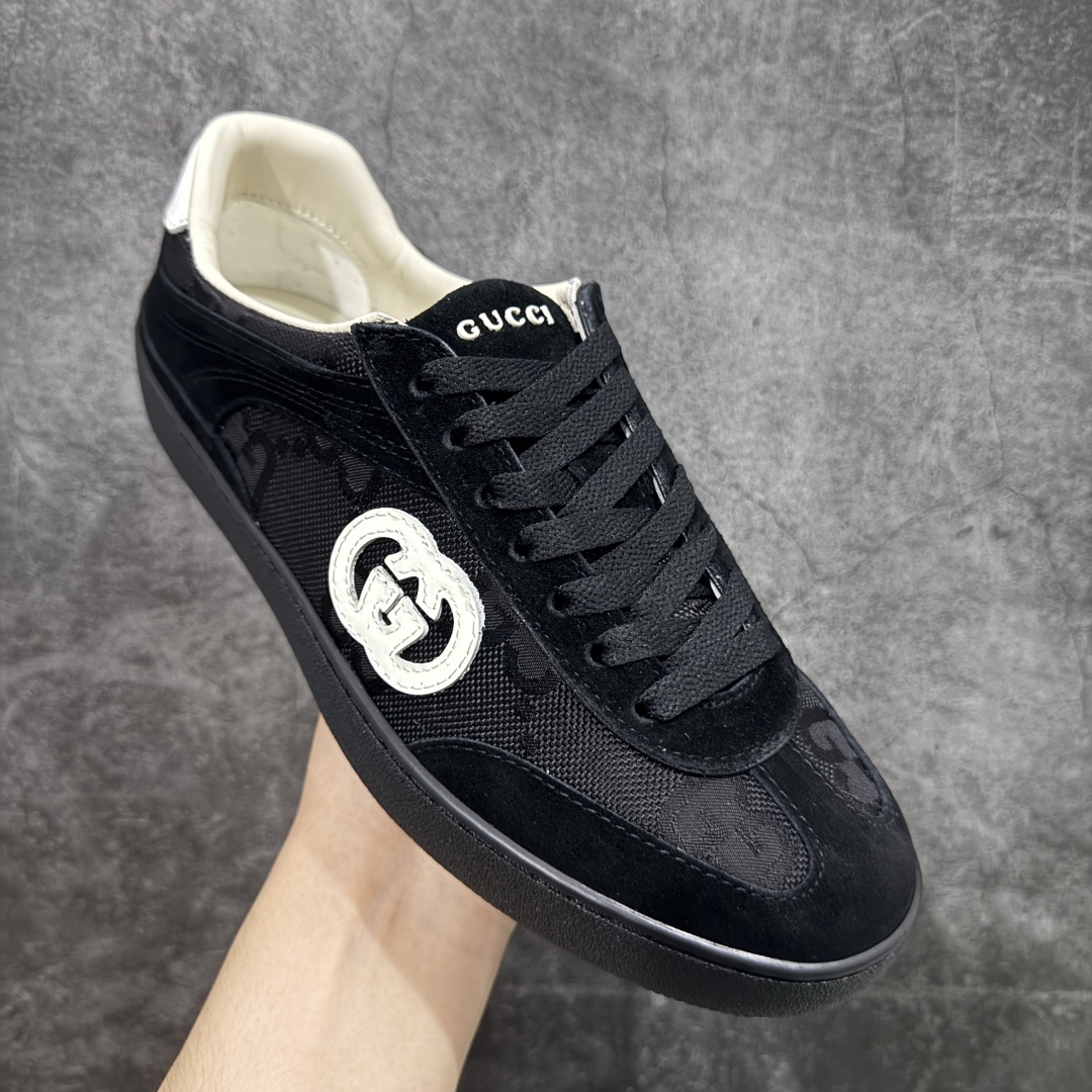 图片[3]-【广东纯原版本】Gucci Interlocking G Suede Sneaker G74系列低帮复古百搭休闲运动板鞋 升级官方最新全套专柜代购2024酒红色配件及包装物(附送官方快递加固包装盒!!) 采用进口反绒牛皮组合网织布鞋面材质 饰金属双G椭圆形珐琅细节 搭载超软猪皮软糯内里 内嵌超软皮灌注缓震PU脚垫 鞋底采用固特异内外锁死工艺 最大限度弯折永不开胶 独立双层无痕隔色TPR组合鞋底 尺码：38-45-选品中心