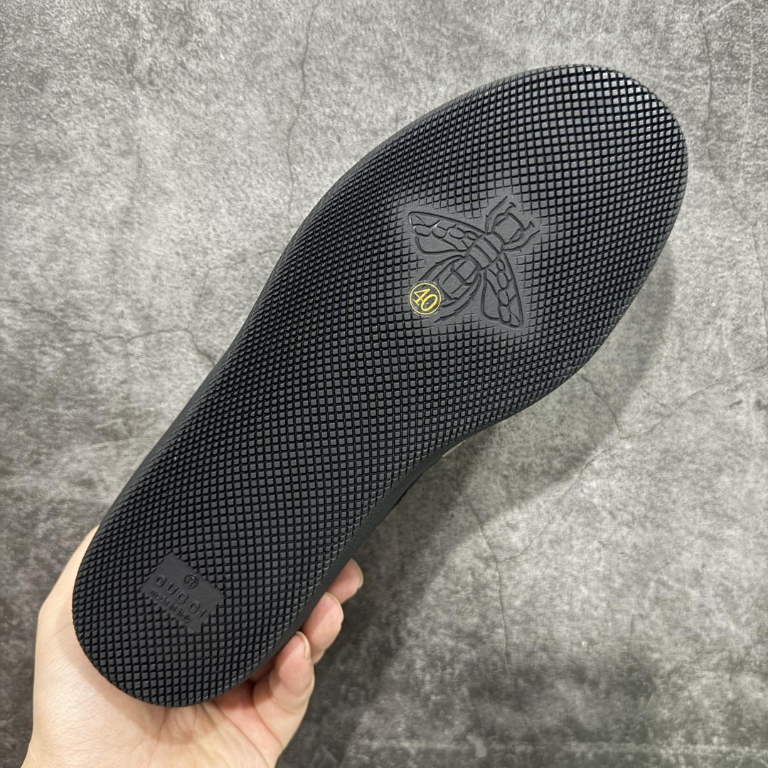 图片[9]-【广东纯原版本】Gucci Interlocking G Suede Sneaker G74系列低帮复古百搭休闲运动板鞋 升级官方最新全套专柜代购2024酒红色配件及包装物(附送官方快递加固包装盒!!) 采用进口反绒牛皮组合网织布鞋面材质 饰金属双G椭圆形珐琅细节 搭载超软猪皮软糯内里 内嵌超软皮灌注缓震PU脚垫 鞋底采用固特异内外锁死工艺 最大限度弯折永不开胶 独立双层无痕隔色TPR组合鞋底 尺码：38-45-选品中心