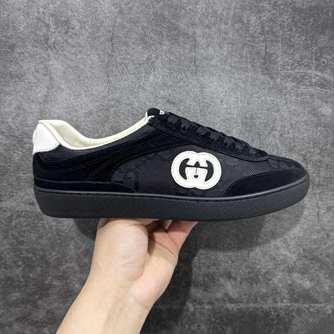 【广东纯原版本】Gucci Interlocking G Suede Sneaker G74系列低帮复古百搭休闲运动板鞋 升级官方最新全套专柜代购2024酒红色配件及包装物(附送官方快递加固包装盒!!) 采用进口反绒牛皮组合网织布鞋面材质 饰金属双G椭圆形珐琅细节 搭载超软猪皮软糯内里 内嵌超软皮灌注缓震PU脚垫 鞋底采用固特异内外锁死工艺 最大限度弯折永不开胶 独立双层无痕隔色TPR组合鞋底 尺码:38-45-选品中心