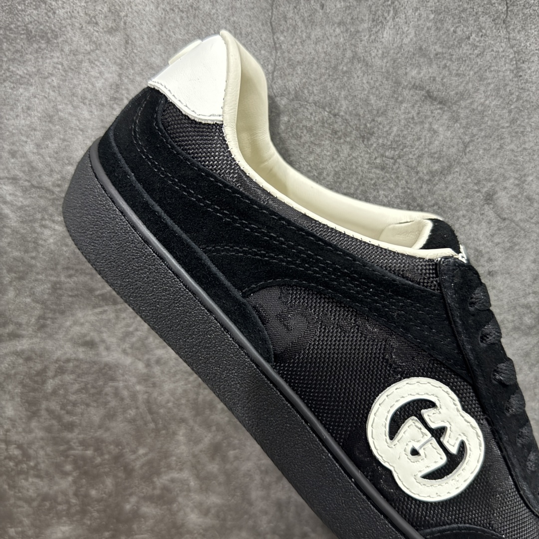 图片[7]-【广东纯原版本】Gucci Interlocking G Suede Sneaker G74系列低帮复古百搭休闲运动板鞋 升级官方最新全套专柜代购2024酒红色配件及包装物(附送官方快递加固包装盒!!) 采用进口反绒牛皮组合网织布鞋面材质 饰金属双G椭圆形珐琅细节 搭载超软猪皮软糯内里 内嵌超软皮灌注缓震PU脚垫 鞋底采用固特异内外锁死工艺 最大限度弯折永不开胶 独立双层无痕隔色TPR组合鞋底 尺码：38-45-选品中心
