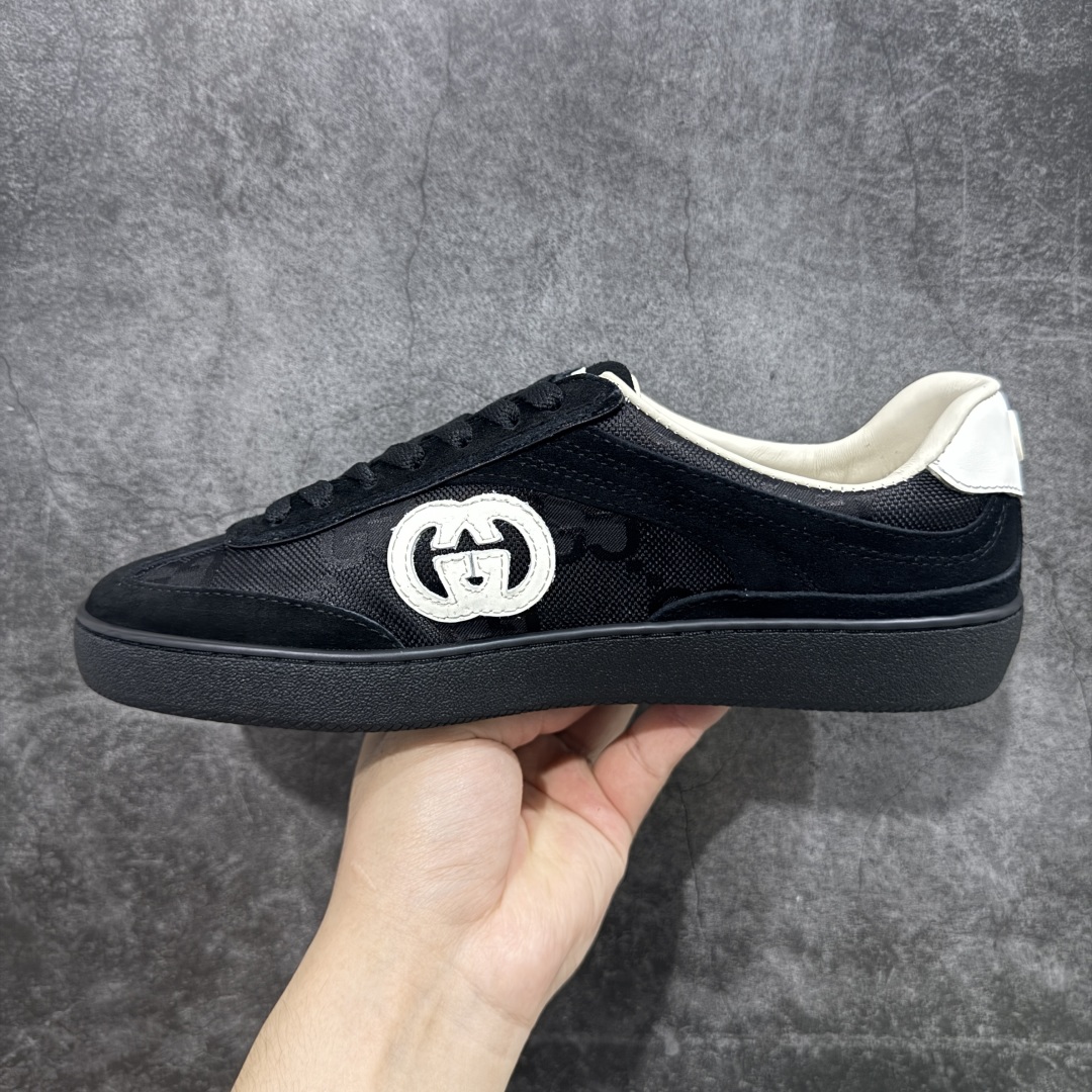 图片[2]-【广东纯原版本】Gucci Interlocking G Suede Sneaker G74系列低帮复古百搭休闲运动板鞋 升级官方最新全套专柜代购2024酒红色配件及包装物(附送官方快递加固包装盒!!) 采用进口反绒牛皮组合网织布鞋面材质 饰金属双G椭圆形珐琅细节 搭载超软猪皮软糯内里 内嵌超软皮灌注缓震PU脚垫 鞋底采用固特异内外锁死工艺 最大限度弯折永不开胶 独立双层无痕隔色TPR组合鞋底 尺码：38-45-选品中心