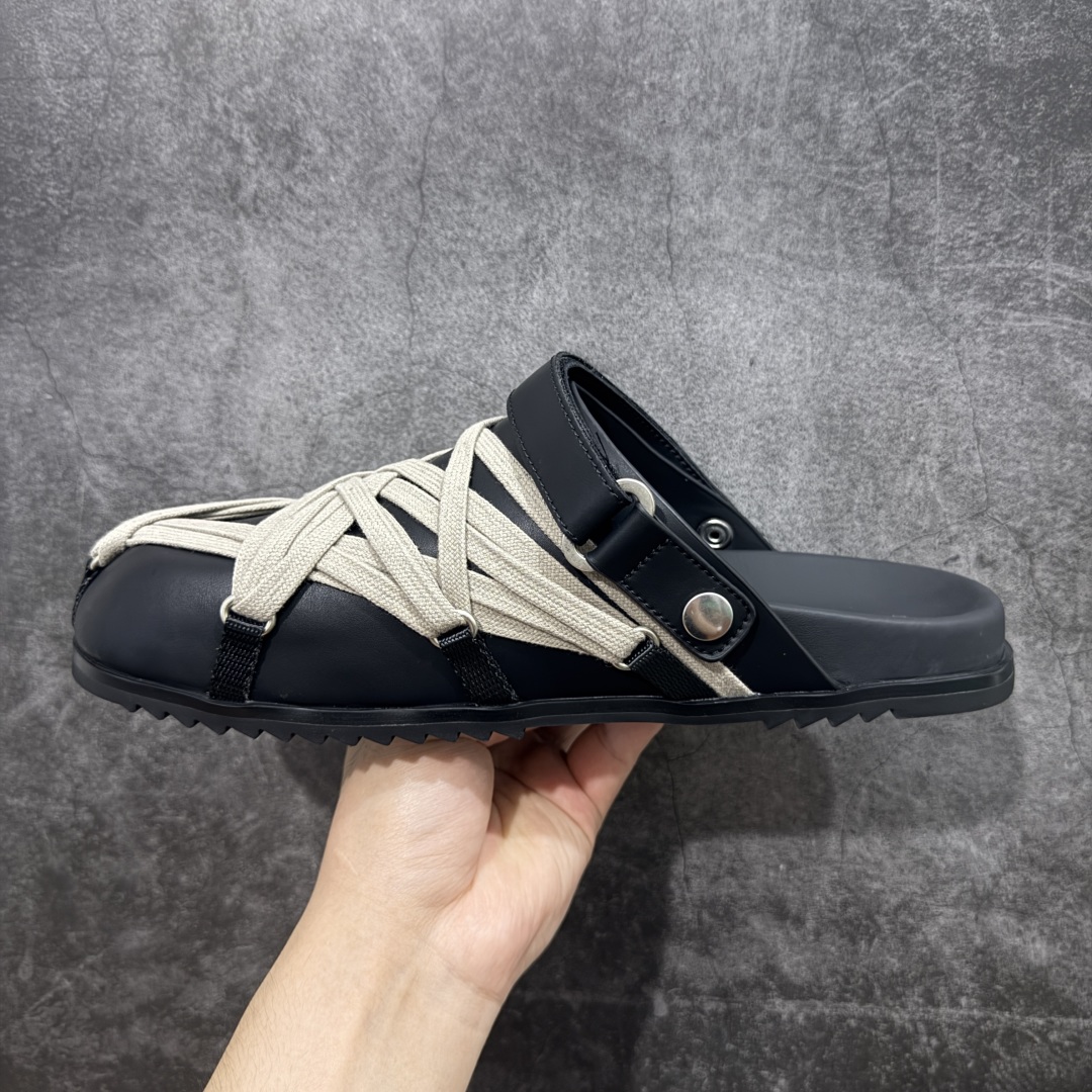 图片[2]-【莞产G版】疯狂绑带勃肯拖鞋 RO / Rick Owens 瑞克·欧文斯【主线】 【款式】 交叉鞋带绑/拖鞋/牛皮/细带款，夏季穿搭拖鞋！ 【皮料】 东莞原厂进口全新2025年新材质“头层摔纹粒面小牛皮” 【鞋带】 鞋带采用水染定织法工艺，高密度之下，透出光泽感！ 【鞋头】采用日本进口前帮定型机器锁住头部饱满效果！ 【鞋舌】内里也是全牛皮，一整张牛皮切割，无拼皮、无边角料皮！ 【鞋底】私人磨具开模RB橡胶鞋底+手工沿边包条！ 【鞋垫】PU灌注整张脚床，真皮包裹，脚感舒适！ 【尺码】 ：36 37 38 39 40 41 42 43 44 45 46！-选品中心