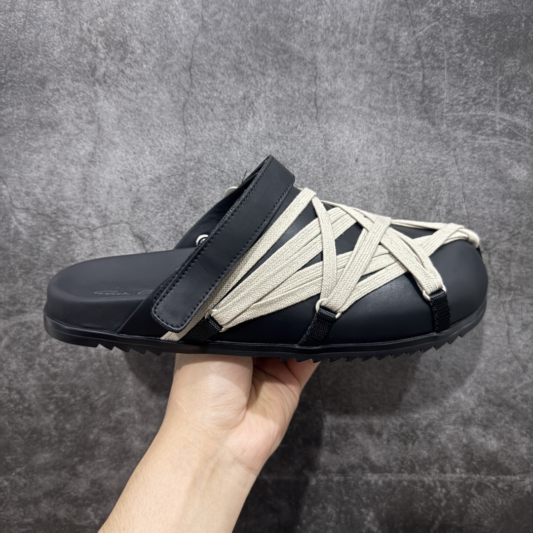 【莞产G版】疯狂绑带勃肯拖鞋 RO / Rick Owens 瑞克·欧文斯【主线】 【款式】 交叉鞋带绑/拖鞋/牛皮/细带款,夏季穿搭拖鞋! 【皮料】 东莞原厂进口全新2025年新材质“头层摔纹粒面小牛皮” 【鞋带】 鞋带采用水染定织法工艺,高密度之下,透出光泽感! 【鞋头】采用日本进口前帮定型机器锁住头部饱满效果! 【鞋舌】内里也是全牛皮,一整张牛皮切割,无拼皮、无边角料皮! 【鞋底】私人磨具开模RB橡胶鞋底+手工沿边包条! 【鞋垫】PU灌注整张脚床,真皮包裹,脚感舒适! 【尺码】 :36 37 38 39 40 41 42 43 44 45 46!-选品中心