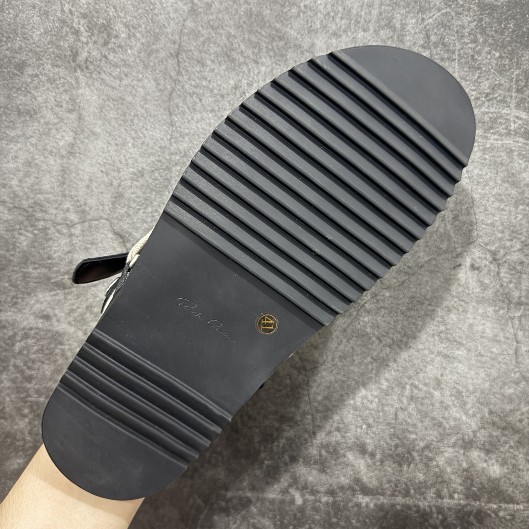 图片[9]-【莞产G版】疯狂绑带勃肯拖鞋 RO / Rick Owens 瑞克·欧文斯【主线】 【款式】 交叉鞋带绑/拖鞋/牛皮/细带款，夏季穿搭拖鞋！ 【皮料】 东莞原厂进口全新2025年新材质“头层摔纹粒面小牛皮” 【鞋带】 鞋带采用水染定织法工艺，高密度之下，透出光泽感！ 【鞋头】采用日本进口前帮定型机器锁住头部饱满效果！ 【鞋舌】内里也是全牛皮，一整张牛皮切割，无拼皮、无边角料皮！ 【鞋底】私人磨具开模RB橡胶鞋底+手工沿边包条！ 【鞋垫】PU灌注整张脚床，真皮包裹，脚感舒适！ 【尺码】 ：36 37 38 39 40 41 42 43 44 45 46！-选品中心