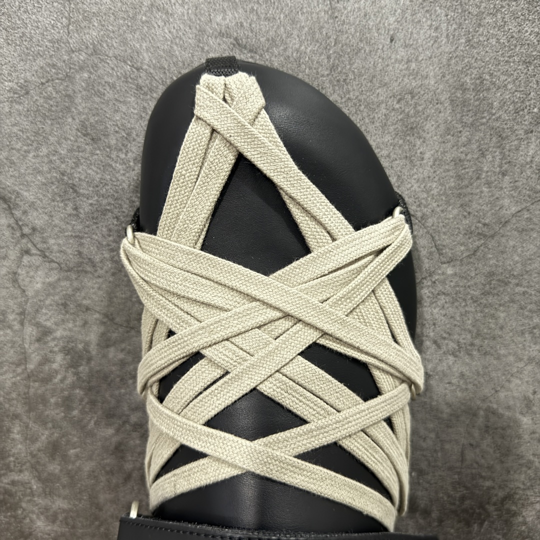 图片[5]-【莞产G版】疯狂绑带勃肯拖鞋 RO / Rick Owens 瑞克·欧文斯【主线】 【款式】 交叉鞋带绑/拖鞋/牛皮/细带款，夏季穿搭拖鞋！ 【皮料】 东莞原厂进口全新2025年新材质“头层摔纹粒面小牛皮” 【鞋带】 鞋带采用水染定织法工艺，高密度之下，透出光泽感！ 【鞋头】采用日本进口前帮定型机器锁住头部饱满效果！ 【鞋舌】内里也是全牛皮，一整张牛皮切割，无拼皮、无边角料皮！ 【鞋底】私人磨具开模RB橡胶鞋底+手工沿边包条！ 【鞋垫】PU灌注整张脚床，真皮包裹，脚感舒适！ 【尺码】 ：36 37 38 39 40 41 42 43 44 45 46！-选品中心
