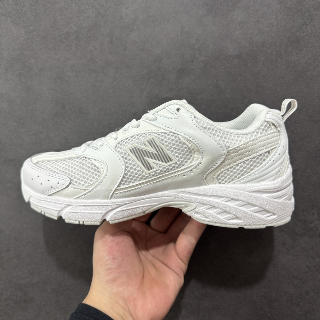图片[2]-【K8版本】New Balance NB530 新百伦复古透气跑步鞋 抛弃过往以皮革为主的人气轮廓 以极具复古风范的跑鞋外观呈现 设计上全鞋以简约清爽的纯白色作基底 鞋身覆盖大面积织物网眼材质 并于鞋头、鞋带孔眼片等细节处点缀对比鲜明的反光银镀层凸显 鞋舌、侧身等位置则辅以一贯的「N」字标志和品牌徽标彰显身份 最后通过搭载的 ABZORB 缓震中底完善整体造型 货号：MR530FW1 尺码：36-45带半码-选品中心