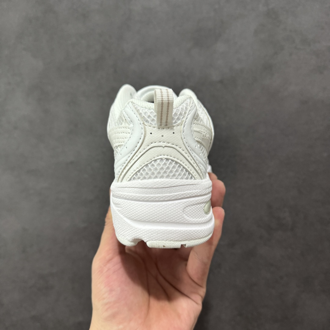 图片[4]-【K8版本】New Balance NB530 新百伦复古透气跑步鞋 抛弃过往以皮革为主的人气轮廓 以极具复古风范的跑鞋外观呈现 设计上全鞋以简约清爽的纯白色作基底 鞋身覆盖大面积织物网眼材质 并于鞋头、鞋带孔眼片等细节处点缀对比鲜明的反光银镀层凸显 鞋舌、侧身等位置则辅以一贯的「N」字标志和品牌徽标彰显身份 最后通过搭载的 ABZORB 缓震中底完善整体造型 货号：MR530FW1 尺码：36-45带半码-选品中心