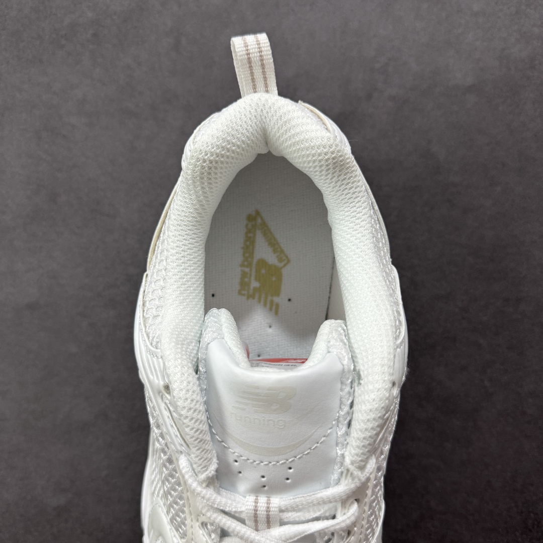 图片[7]-【K8版本】New Balance NB530 新百伦复古透气跑步鞋 抛弃过往以皮革为主的人气轮廓 以极具复古风范的跑鞋外观呈现 设计上全鞋以简约清爽的纯白色作基底 鞋身覆盖大面积织物网眼材质 并于鞋头、鞋带孔眼片等细节处点缀对比鲜明的反光银镀层凸显 鞋舌、侧身等位置则辅以一贯的「N」字标志和品牌徽标彰显身份 最后通过搭载的 ABZORB 缓震中底完善整体造型 货号：MR530FW1 尺码：36-45带半码-选品中心