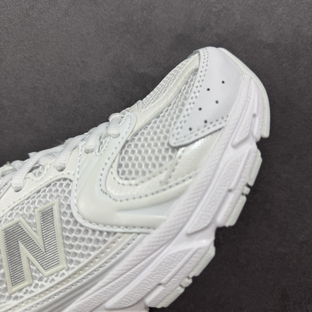 图片[5]-【K8版本】New Balance NB530 新百伦复古透气跑步鞋 抛弃过往以皮革为主的人气轮廓 以极具复古风范的跑鞋外观呈现 设计上全鞋以简约清爽的纯白色作基底 鞋身覆盖大面积织物网眼材质 并于鞋头、鞋带孔眼片等细节处点缀对比鲜明的反光银镀层凸显 鞋舌、侧身等位置则辅以一贯的「N」字标志和品牌徽标彰显身份 最后通过搭载的 ABZORB 缓震中底完善整体造型 货号：MR530FW1 尺码：36-45带半码-选品中心
