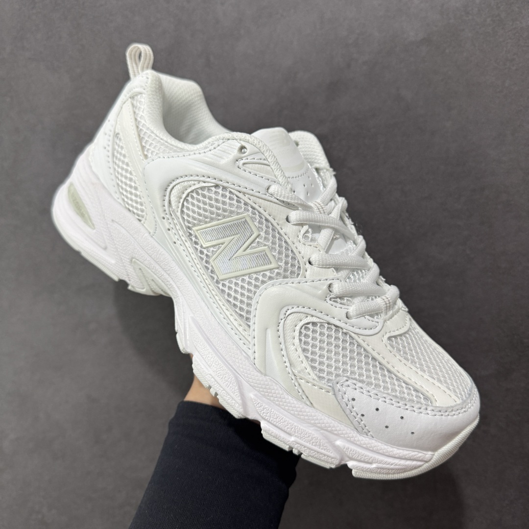 图片[3]-【K8版本】New Balance NB530 新百伦复古透气跑步鞋 抛弃过往以皮革为主的人气轮廓 以极具复古风范的跑鞋外观呈现 设计上全鞋以简约清爽的纯白色作基底 鞋身覆盖大面积织物网眼材质 并于鞋头、鞋带孔眼片等细节处点缀对比鲜明的反光银镀层凸显 鞋舌、侧身等位置则辅以一贯的「N」字标志和品牌徽标彰显身份 最后通过搭载的 ABZORB 缓震中底完善整体造型 货号：MR530FW1 尺码：36-45带半码-选品中心